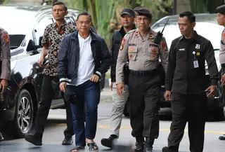 Bupati Pati, Sudewo (ketiga kiri) dikawal petugas setibanya di Gedung Merah Putih Komisi Pemberantasan Korupsi (KPK), Jakarta, Selasa (20/1/2026). Usai tertangkap tangan, Bupati Pati Sudewo digelandang ke Gedung Merah Putih Komisi Pemberantasan Korupsi (KPK), Jakarta. (merdeka.com/Arie Basuki)