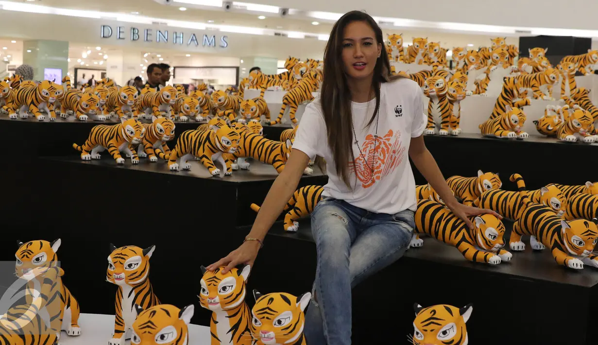 Nadine Chandrawinata saat menghadiri jumpa pers kampanye populasi harimau di Senayan City, Jakarta, Jumat (29/7). WWF-Indonesia #DoubleTigers menggugah kepedulian publik akan populasi dan konservasi harimau. (Liputan6.com/Herman Zakharia)