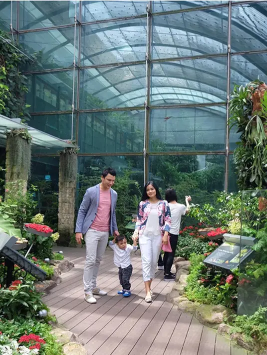 Diunggah 21 Februari silam, Titi Kamal, Tian dan Juna tengah menikmati taman bunga 'indoor', di Bandar Udara Changi, Singapura. Tikam mengaku tidak pernah bosan mengunjunginya. (Foto: Instagram/@titi_kamall)