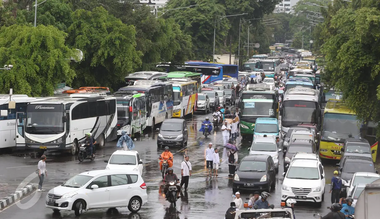 Kendaraan massa aksi 2 Desember terparkir di sepanjang Jalan Raya Pos, Jakarta, Jumat (2/12). Terbatasnya tempat parkir menyebabkan massa aksi memarkirkan kendaraan di tepi jalan, meskipun menutup arus lalu lintas. (Liputan6.com/Immanuel Antonius)