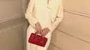 Bukan Celine, Lisa membawa tas merah lady Dior seharga Rp76 jutaan. Dengan gaya rambut pendek diikat setengah bergaya ikal dan poni depannya. [@lalalalisa_m]