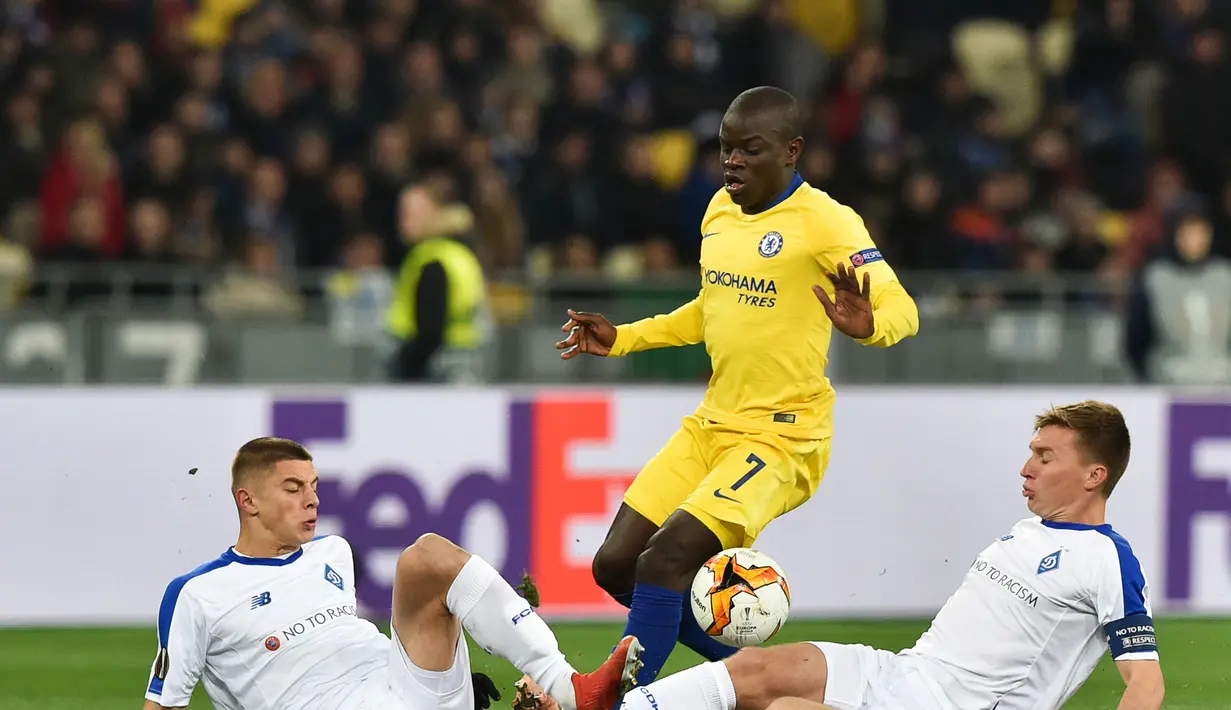 Aksi Ngolo Kante melewati dua pemain Dynamo Kiev pada leg kedua, babak 16 besar Liga Europa yang berlangsung di Stadion Stamford Bridge, London, Jumat (15/3). Chelsea menang 5-0 atas Dynamo Kiev. (AFP/Genya Savilov)