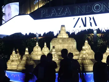 Warga berjalan di dekat ornamen lampu hias saat llumination of Jakarta: Glow of Peace di kawasan Bundaran Hotel Indonesia, Jakarta, Kamis (28/5/2026). (Kapanlagi.com/Budy Santoso)