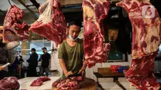 Pedagang memotong daging di Pasar Induk Kramat Jati, Jakarta, Kamis (8/4/2021). Pemerintah melalui Menteri Pertanian Syahrul Yasin Limpo, menegaskan, pihaknya siap melakukan intervensi jika stok daging langka dan terdapat lonjakan harga pada bulan Ramadan. (Liputan6.com/Johan Tallo)