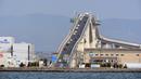 Jembatan Eshima Ohashi Bridge berhasil mencuri perhatian karena bentuknya yang ekstrem, seperti rollercoaster. Eshima Ohashi merupakan jembatan yang menguhubungan kota Matsue dan Sakaiminato di Jepang bagian Barat. (www.huffingtonpost.com)  