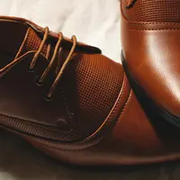 Merawat sepatu kulit agar terlihat selalu tampak baru dan awet (Foto: Ayrus Hill/Unsplash)