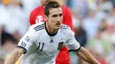 Selebrasi gol striker Jerman Miroslav Klose ke gawang Inggris di babak 16 besar PD 2010 yang berlangsung di Free State Stadium, Bloemfontein, 27 Juni 2010. Jerman unggul 4-1. AFP PHOTO / PAUL ELLIS