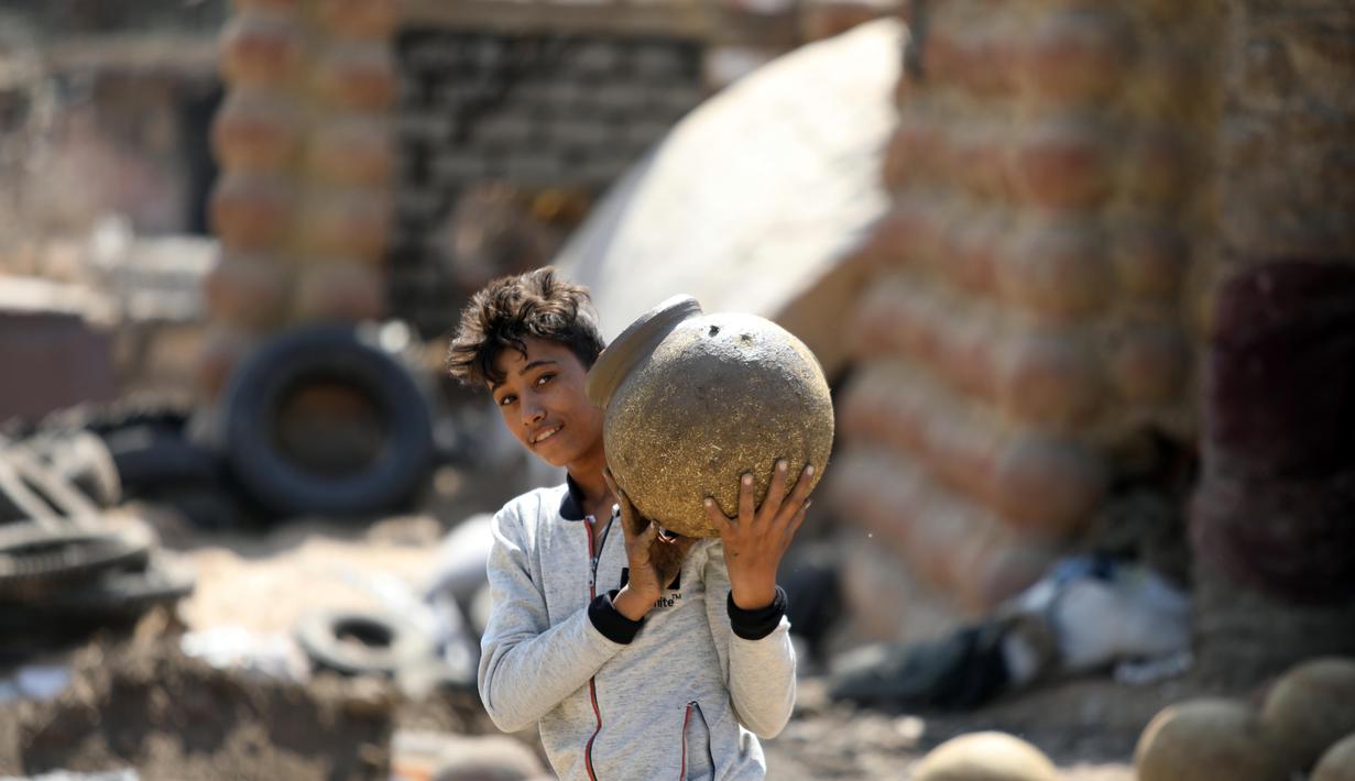 Seorang perajin tembikar bekerja di Desa Nazla di Fayoum, Mesir (5/10/2020). Desa Nazla yang terletak di Kegubernuran Fayoum, Mesir, terkenal dengan perajin tembikarnya yang masih mempertahankan teknik pembuatan tembikar dari zaman Mesir kuno. (Xinhua/Ahmed Gomaa)