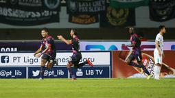 Pemain RANS Nusantara FC, Septian Bagaskara (kiri) melakukan selebrasi usai mencetak gol ke gawang PSS Sleman dalam laga pekan ke-2 BRI Liga 1 2022/2023 antara RANS Nusantara FC melawan PSS Sleman di Stadion Pakansari, Bogor, Jumat (29/7/2022) malam WIB. (Bola.com/M Iqbal Ichsan)