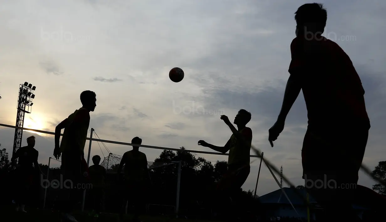 Pemain Persija saat mengikuti sesi latihan di Lapangan Sutasoma Halim, Jakarta, Jumat (29/12/2017). Macan Kemayoran mendatangkan striker asal Kroasia, Marco Simic, untuk dua musim ke depan. (Bola.com/M Iqbal Ichsan)
