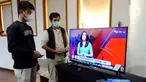Petugas Kementerian Komunikasi dan Informatika (Kemenkominfo) menyampaikan penjelasan penggunaan alat Set Top Box (STB) yang dibagikan secara gratis kepada warga di Posko Respon Cepat Penanganan Bantuan STB di Hotel Bumi Wiyata, Depok, Jawa Barat, Rabu (2/11/2022). Kemenkominfo membuka posko penanganan bantuan STB sebagai perangkat konverter siaran TV digital ke televisi jenis analog bagi warga Jabodetabek yang akan mengikuti Analog Switch Off (ASO) di 2 November 2022 tengah malam. (merdeka.com/Arie Basuki)