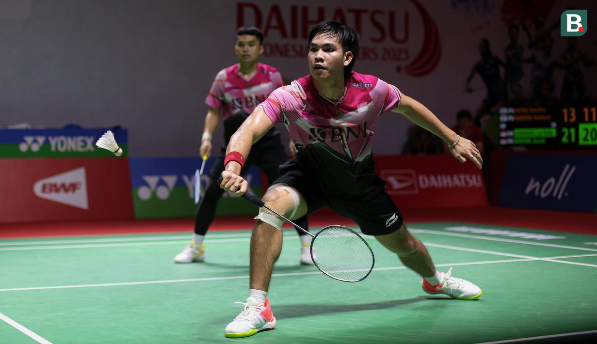 Pebulutangkis ganda putra Indonesia, Leo Rolly Carnando/Daniel Marthin bertanding melawan pebulutangkis ganda putra Jepang, China, Keiichiro Matsui/Yoshinori Takeuchi pada laga perempatfinal Indonesia Masters 2023 di Istora Senayan, Jakarta, Jumat (27/01/2023). Leo/Daniel menang dengan skor 21-13, 21-11. (Bola.com/Bagaskara Lazuardi)