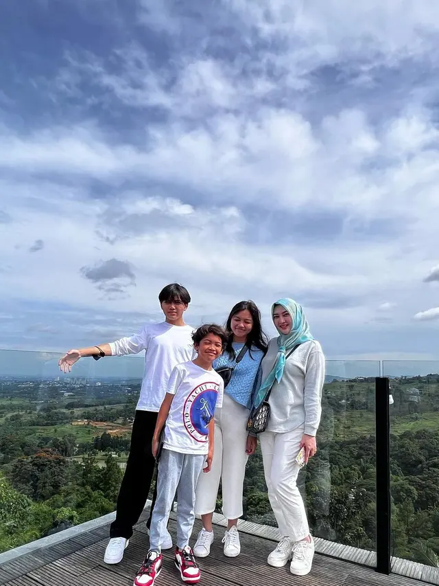 6 Potret Indriani Hadi Mantan Istri Sahrul Gunawan Bareng 3 Anaknya, Kompak Banget