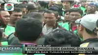 Ratusan pengemudi ojek online mendatangi Mapolsek Bekasi Utara menyusul terjadinya aksi kekerasan yang dialami rekannya oleh sopir angkot. 
