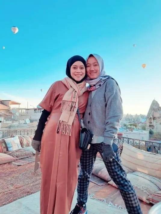 Seleb TikTok ini, menyebut ada salah satu asisten Lesti yang berani pasang badan kala Lesti dianiaya oleh Billar. Tak sedikit yang menduga, sosok itu adalah Teh Novi asisten Lesti. (instagram.com/novhi_thariend)