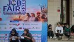 Para pencari kerja mendaftar melalui ponsel mereka di salah satu event bursa kerja, Surabaya, Jawa Timur pada Selasa 7 April 2026. Dinas Perindustrian dan Tenaga Kerja (Disperinaker) Kota Surabaya, Jawa Timur, menggelar Job Fair Surabaya Industrial & Labour (SIL) 2026. (JUNI KRISWANTO/AFP)