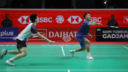 Kepastian ini didapat Anthony Sinisuka Ginting usai unggul dua set langsung atas wakil Thailand, Kantaphon Wancharoen. Tampak dalam foto, pebulu tangkis tunggal putra Indonesia, Anthony Sinisuka Ginting mengembalikan kok saat melawan Kantaphon Wancharoen (Thailand) pada babak kualifikasi Indonesia Masters 2026 di Istora Gelora Bung Karno, Senayan, Jakarta, Selasa (20/1/2026). (Bola.com/Bagaskara Lazuardi)