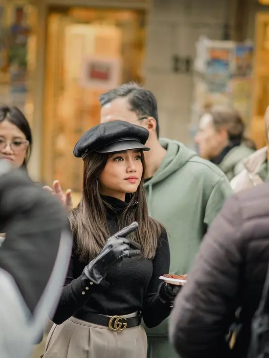 Potret lain memperlihatkan Fuji tampil dengan turtleneck top hitam, loose pants krem, dan topi beret hitam. [@fuji_an]