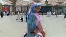Citra Kirana tampil manis dengan mengenakan hijab bermotif bunga-bunga. (fotO: instagram.com/citraciki)