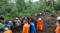 Satu keluarga terdiri dari ayah, ibu dan anak berusia 5 tahun itu sedang terlelap saat longsor terjadi di lereng Gunung Argopuro. (Liputan6.com/Dian Kurniawan)