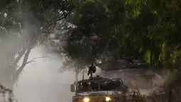  Kendaraan militer Israel tampak bersiaga di luar jalur Gaza utara. Israel mengintensifkan serangan darat dari sisi utara (REUTERS/Ronen Zvulun)