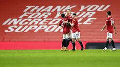 Pemain Manchester United, Scott McTominay, melakukan selebrasi usai mencetak gol ke gawang Southampton pada laga Liga Inggris di Stadion Old Trafford, Selasa (2/2/2021). Setan Merah menang dengan skor 9-0. (Laurence Griffiths/Pool via AP)