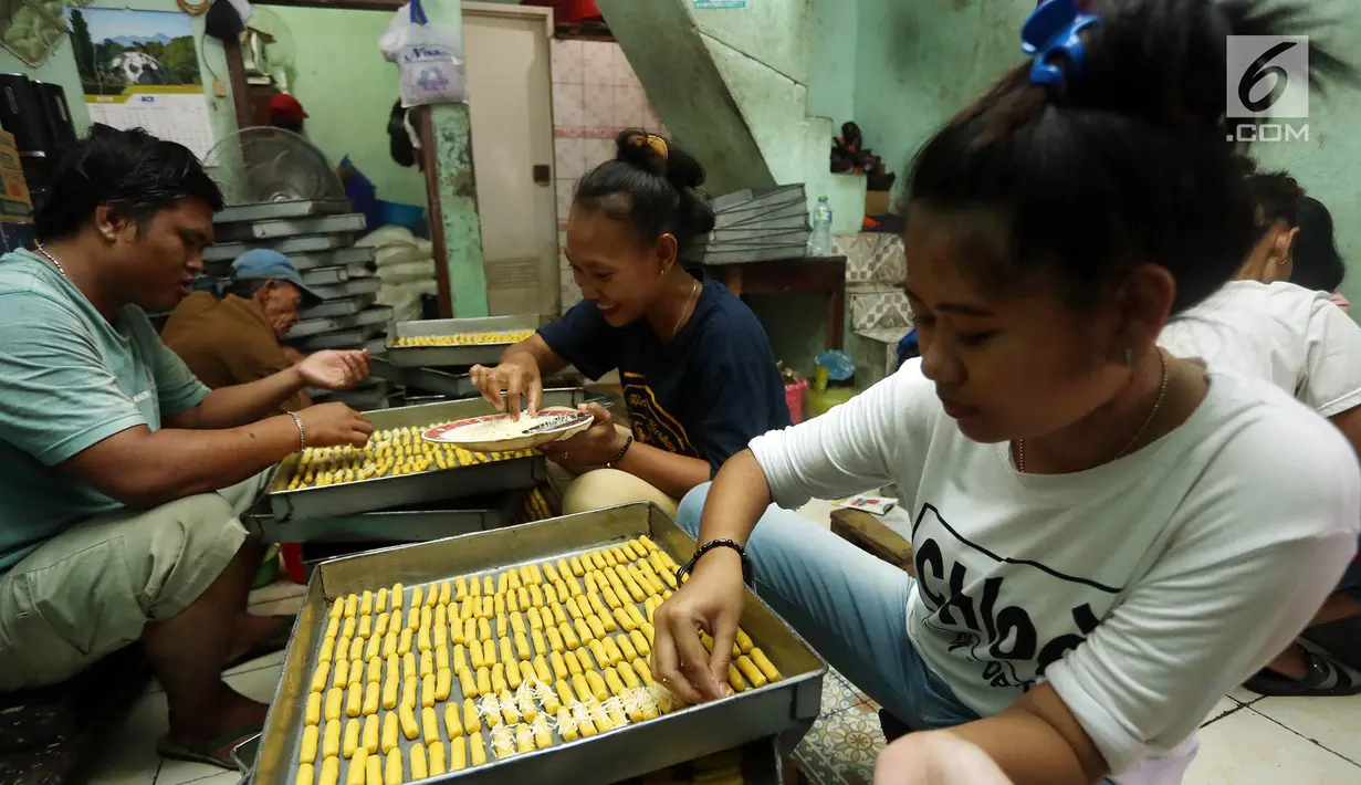 Pekerja membuat kue kering di industri rumahan kawasan Kwitang, Jakarta, Sabtu (18/5/2019). Jelang Lebaran, pengusaha kue kering rumahan mulai kebanjiran pesanan. (Liputan6.com/Herman Zakharia)