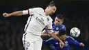 Striker PSG, Zlatan Ibrahimovic, duel udara dengan bek Chelsea, Gary Cahill. Zlatan Ibrahimovic menjadi bintang pada laga ini dengan sumbangan sebuah gol dan assist. (Reuters/Eddie Keogh)