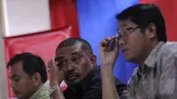 Juru bicara Kelompok 78 Saleh Mukadar (tengah) bersama Sihar Sitorus (kiri) saat menyampaikan tanggapan mengenai keputusan FIFA terkait Kongres PSSI di Jakarta. (Antara)
