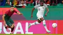 Pemain Nigeria Samuel Chukwueze (kanan) dikejar oleh pemain Portugal Diogo Dalot pada pertandingan persahabatan di Stadion Jose Alvalade, Lisbon, Portugal, 17 November 2022. Portugal menghajar Nigeria dengan skor telak 4-0, mereka akan berangkat ke Qatar pada 18 November untuk Piala Dunia 2022. (AP Photo/Armando Franca)