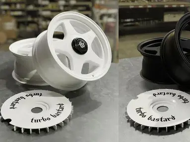 Turbo Bastard Wheel merupakan velg lokal pertama yang menyediakan opsi turbodisc seperti mobil-mobil balap era 80 hingga 90an. Merek kepunyaan Gofar Hilman ini menggunakan model palang lima dengan lubang baut yang dilengkapi dop sehingga membuatnya terlihat lebih rapi. Spesifikasi velgnya berukurang 15 inci lebar tujuh ET38 PCD 4x100 atau 4x114. (Source: otosia.com)
