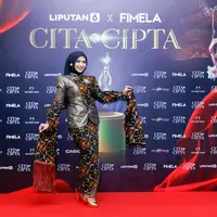 Hj. Zahra Yolanda Aliong Mus dalam event Parade Wastra Nusantara 2024. (c) Muhammad Akrom Sukarya/Fimela.com