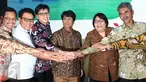 Dirut PT Pertamina Elia Massa Manik (keempat kiri) foto bersama usai jumpa pers di Gedung Pertamina, Jakarta, Kamis (16/3). Elia dipilih berdasarkan keputusan dari Rapat Umum Pemegang Saham (RUPS). (Liputan6.com/Angga Yuniar)