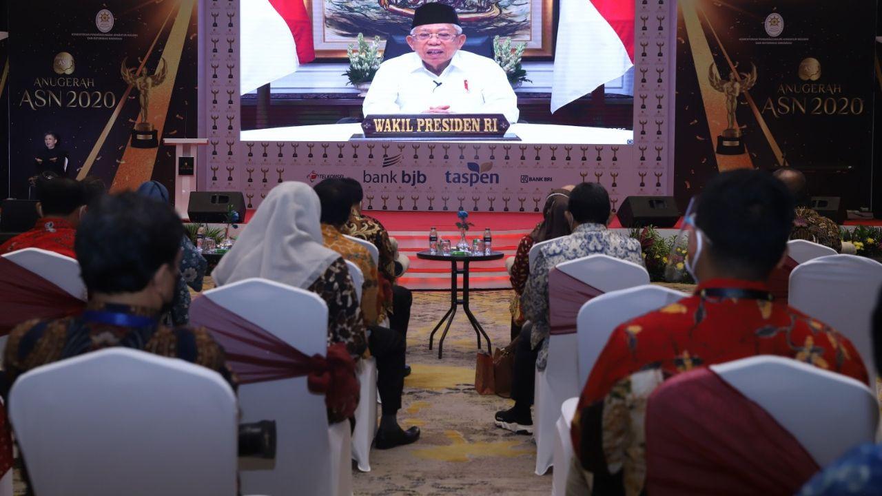 Wakil Presiden (Wapres) Ma’ruf Amin mengucapkan selamat kepada para penerima penghargaan Anugerah ASN 2020. (Foto: Kementerian PANRB)