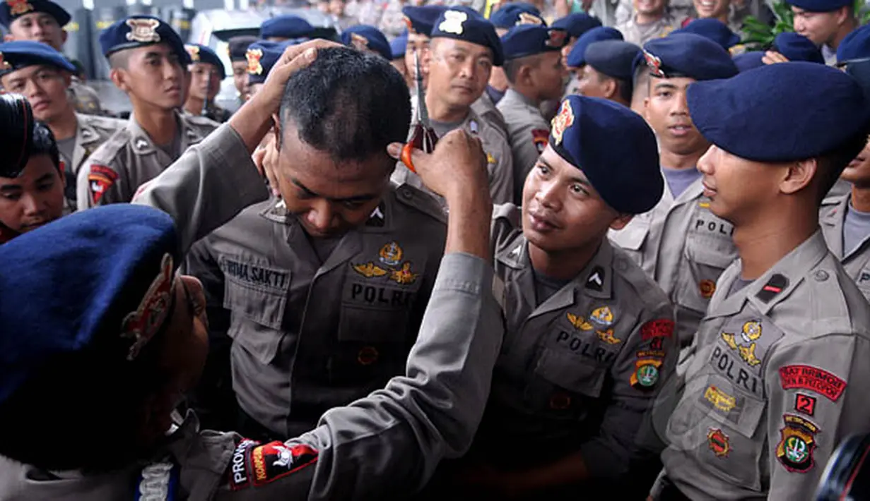 Gugatan praperadilan Komjen Pol Budi Gunawan diterima oleh hakim Sarpin Rizaldi di Pengadilan Negeri Jakarta Selatan, Senin (16/2/2015). Terlihat petugas polisi menggunting sebagian rambutnya sebagai wujud syukur. (Liputan6.com/Johan Tallo)