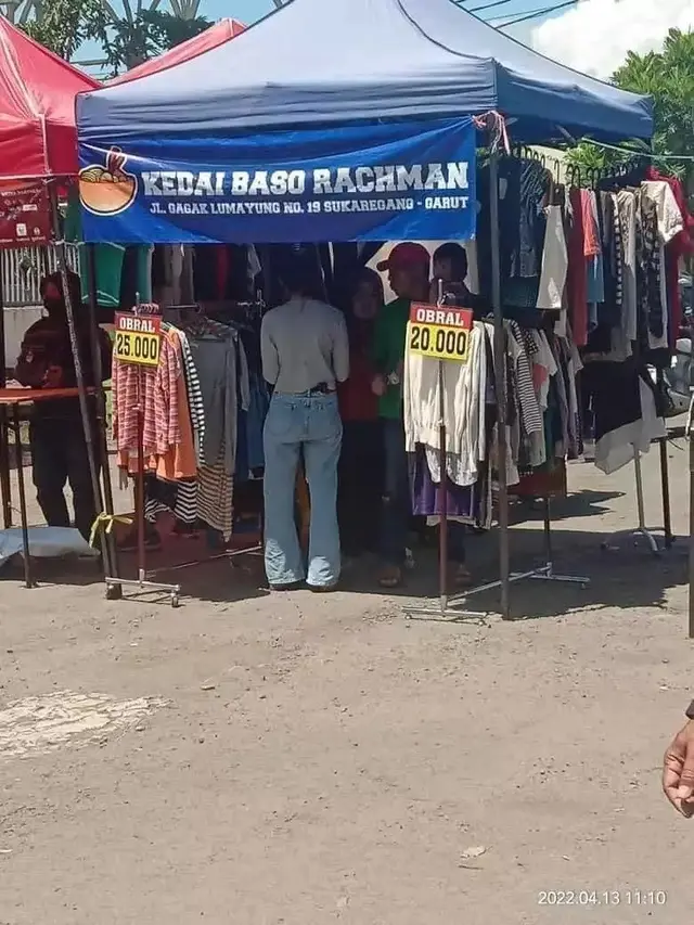 6 Spanduk Jualan Enggak Matching Ini Bikin Pembeli Bingung