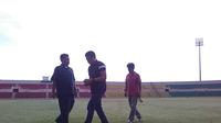 Perwakilan PT LIga Indonesia Baru saat meninjau Stadion Sultan Agung, Bantul, calon markas PS TNI di Liga 1 2018 pada Rabu (24/1/2018). (Bola.com/Ronald Seger Prabowo)