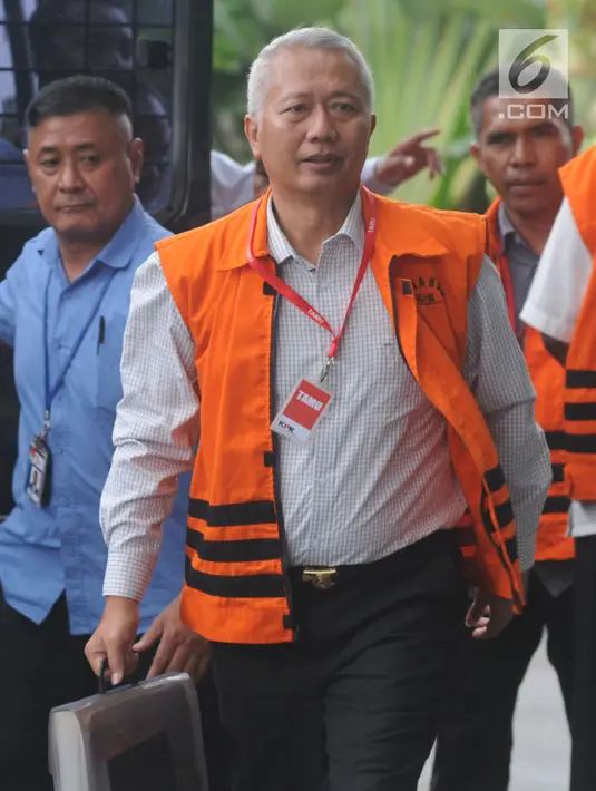 Terdakwa mantan Dirjen Hubla Kementerian Perhubungan Antonius Tonny Budiono berjalan menuju gedung KPK untuk menjalani pemeriksaan, Jakarta, Senin (23/4). (Merdeka.com/Dwi Narwoko)