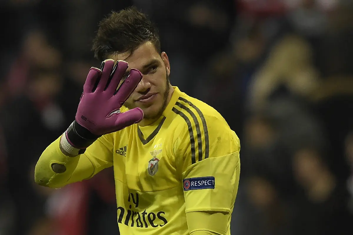 Kiper baru Manchester City, Ederson Moraes. 