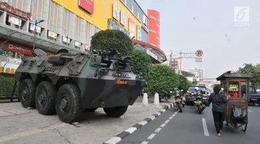 Panser Anoa terparkir di pusat perbelanjaan kawasan Glodok, Jakarta, Kamis (27/6/2019). TNI dan Polri mengamankan sejumlah pusat perbelanjaan di Jakarta guna mengantisipasi hal yang tidak diinginkan saat pembacaan putusan sidang sengketa Pilpres 2019. (merdeka.com/Iqbal Nugroho)