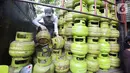 Pekerja menata tabung gas 3 kilogram saat distribusi di kawasan Jakarta, Senin (13/6/2022). PT Pertamina (Persero) menerima tambahan belanja subsidi bahan bakar minyak (BBM) dan liquefied petroleum gas (LPG) sebesar Rp235 miliar. Dengan tambahan itu, maka BBM jenis Pertalite dan Gas LPG 3 Kg dipastikan tidak akan naik. (Liputan6.com/Angga Yuniar)