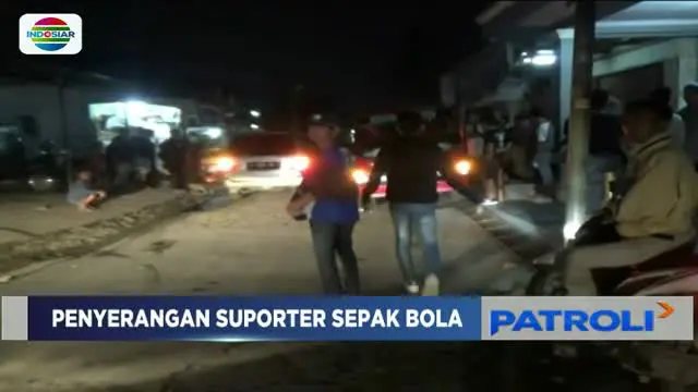Rombongan suporter sepak bola Persib Bandung diserang sekelompok pemuda saat melintas Jalan Pasar Kemis, Tangerang usai menyaksikan laga Perserang versus Persib di Stadion Maulana Yusuf.
