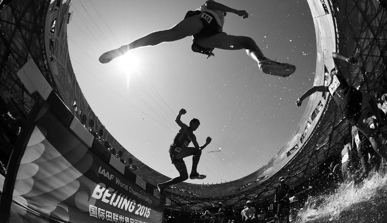 Para pelari berlomba di nomor lari halang rintang 3.000m putra Kejuaraan Dunia Atletik 2015 di Stadion Nasional, Beijing, Tiongkok. (22/8/2015). (AFP Photo/Franck Fife)