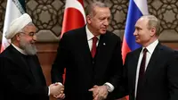 Ekspresi Presiden Turki Recep Tayyip Erdogan (tengah) saat bersama Presiden Rusia Vladimir Putin (kanan) dan Presiden Iran Hassan Rouhani (kiri) setelah menggelar pertemuan terkait perdamaian Suriah di Ankara, Turki, Rabu (4/4). (AFP PHOTO/ADEM ALTAN)