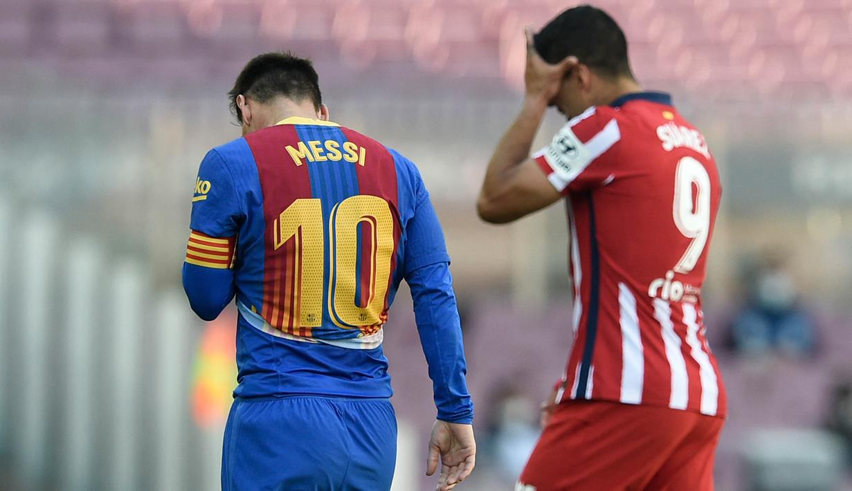 Striker Atletico Madrid, Luis Suarez, bersama striker Barcelona, Lionel Messi, meninggalkan lapangan usai laga Liga Spanyol di Stadion Camp Nou, Sabtu (8/5/2021). Kedua tim bermain imbang 0-0. (AFP/Josep Lago)