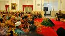  Suasana pertemuan di Istana Negara, Jakarta, Jumat (13/1). Dalam pertemuan ini, Jokowi mengingatkan agar pelaku industri jasa keuangan memberikan kredit kepada sektor produktif, utamanya adalah UMKM. (Liputan6.com/Angga Yuniar)