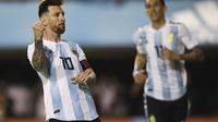 Penyerang Timnas Argentina, Lionel Messi (kiri) melakukan selebrasi usai mencetak gol ke gawang Haiti, pada laga persabatan internasional, di Stadion La Bombonera, Buenos Aires, Selasa (29/5/2018) atau Rabu (30/5/2018) pagi WIB.  (AFP/Eitan Abramovich)