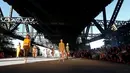 Sejumlah model berpose saat memperagakan busana Manning Cartell di bawah jembatan Sydney Harbour Bridge dalam acara Australian Fashion week, 17 Mei 2016. (REUTERS/Jason Reed)