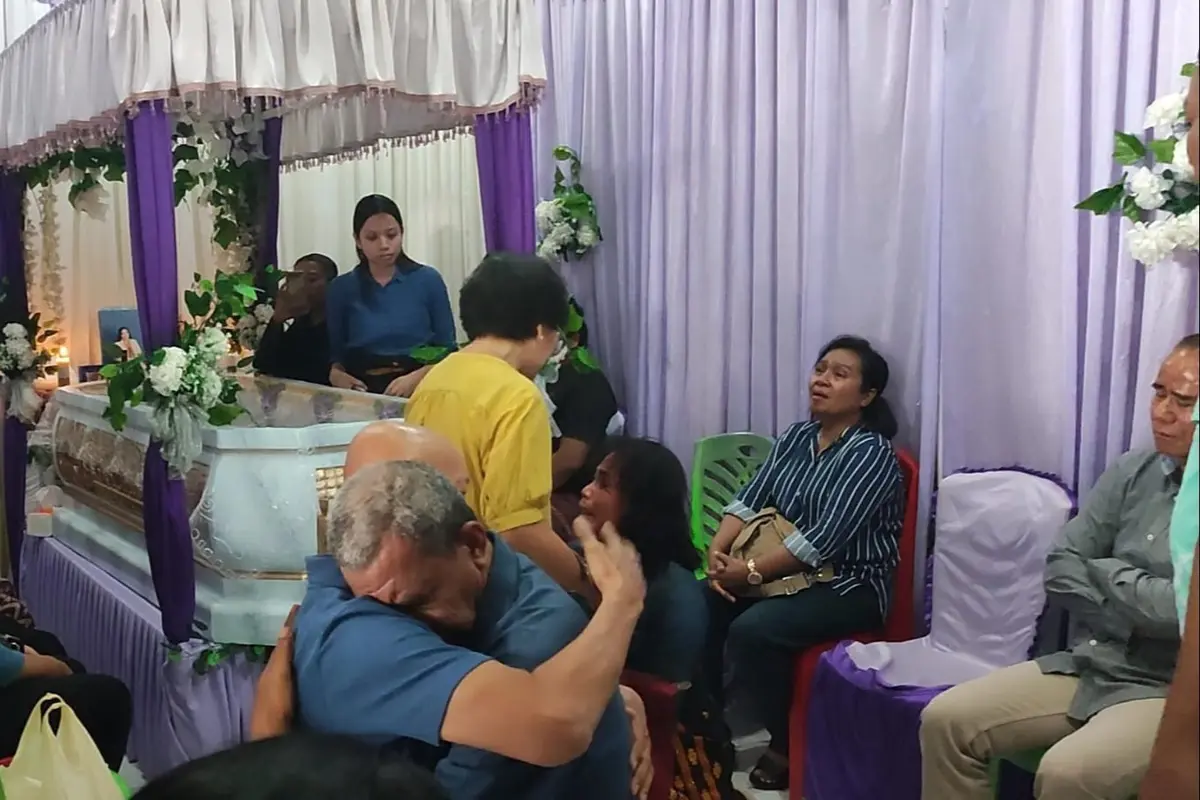 Ayah dokter Icha saat menerima ucapan duka dari keluarga di rumah duka di Baumata, Kupang, NTT