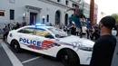 Seorang demonstran merusak mobil polisi saat unjuk rasa di dekat Gedung Putih di Washington (31/5/2020). Demonstran turun ke jalan-jalan di New York City memprotes kematian George Floyd pada (25/5) setelah dijepit di leher oleh seorang petugas kepolisian Minneapolis. (AP Photo/Alex Brandon)